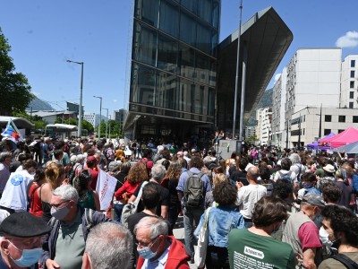 Un rassemblement de soutien aux "sept de Briançon" s'est tenu jeudi 27 mai devant le palais de justice de Grenoble (Philippe Desmazes / AFP).