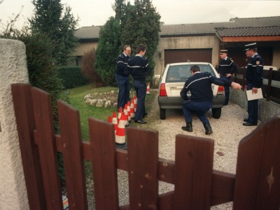 Les gendarmes s'affairent devant la maison du couple Marinescu située à Sassenage (Isère), le 8 janvier 1993 (Pierre Bessard / AFP).